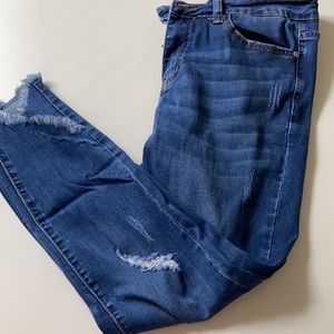 Judy blue 11/30. Skinny jeans. Pictures show details. Ragged bottoms. very cute